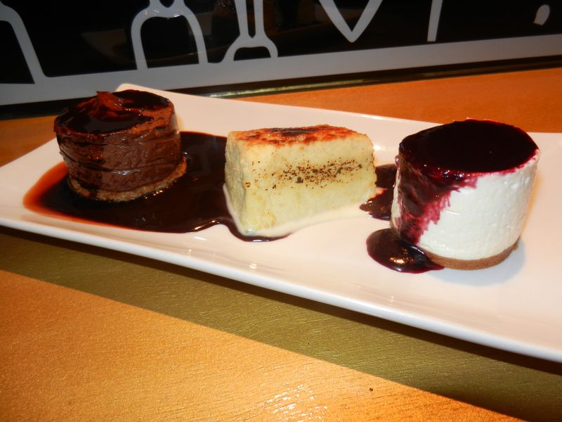 Surtido de postres (torrija, tarta de queso y bomba de chocolate)